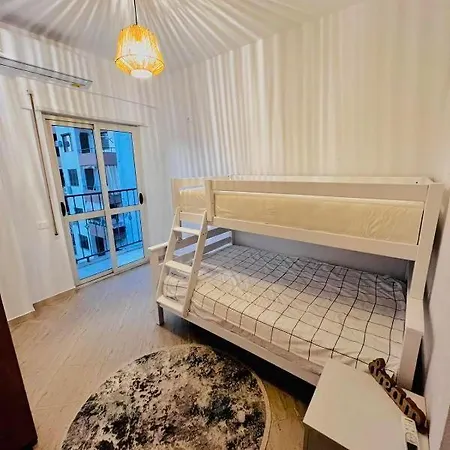 Beachside Apt With 2 Bedrooms *