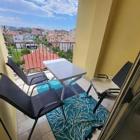 Apartment Beachside Apt With 2 Bedrooms *